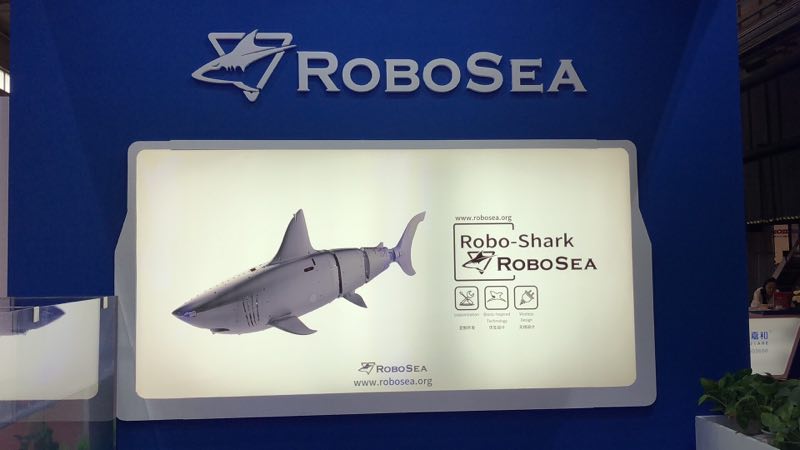 【世界机器人大会 】智能仿生鲨鱼深海潜航器成为特种机器人展区最耀眼的明星机器人
